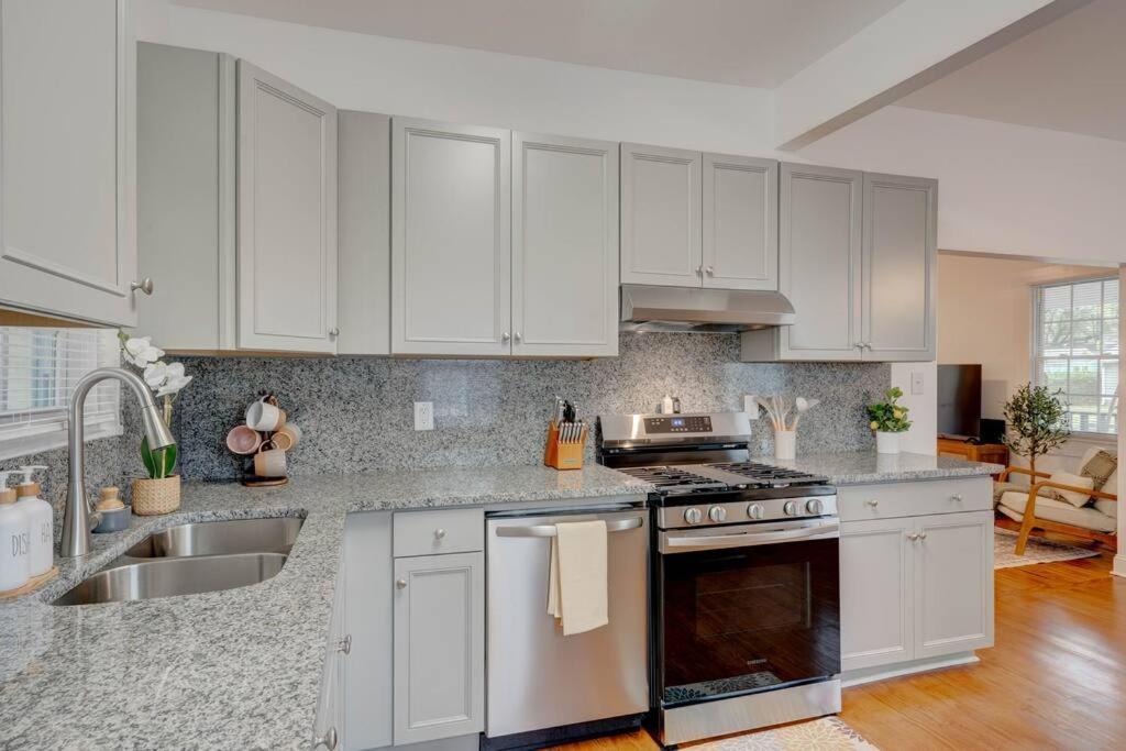 Peaceful Park Circle Getaway Villa Charleston Bagian luar foto